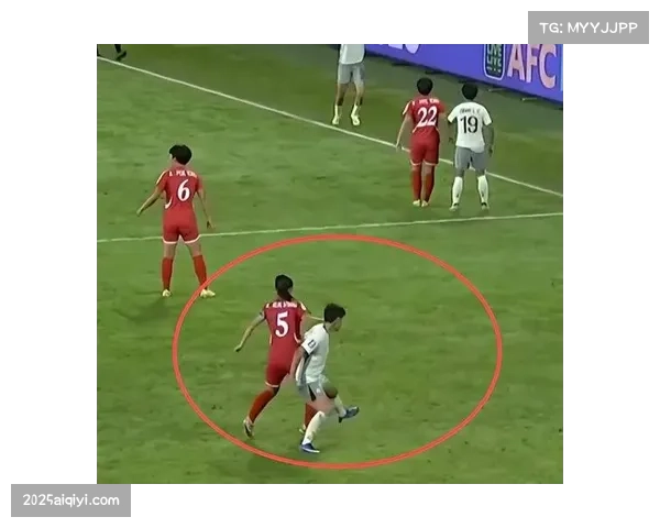 场边花絮：主裁判VAR回看期间，双方教练组在场边激烈交流